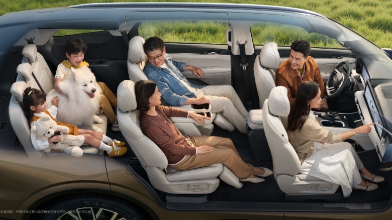 The three-row 2+2+3 interior layout of the Ford Edge L.