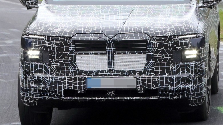 Spy photo of a BMW iX7 prototype at the Nürburgring