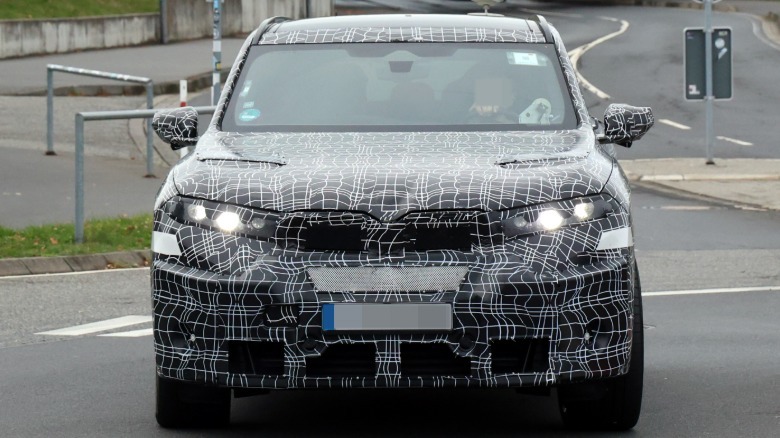 The front end of the camouflaged prototype of the next BMW X5 M.