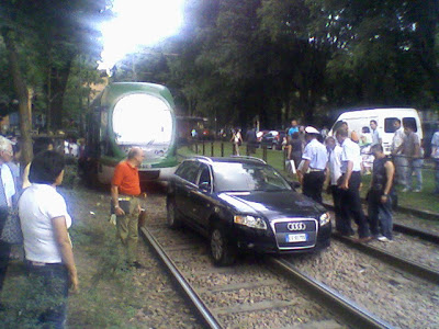  Video: GPS Mistake Leads Audi A4 To Tram Rails