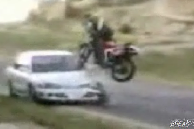  Video: Motorcycle Wheelie Accident… Oops!