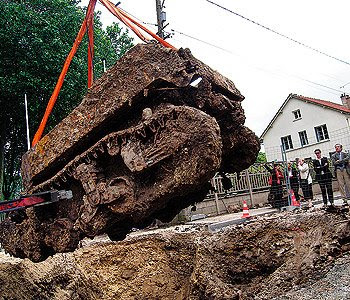  WW2 U.S. Tank Found Buried Under French Road!