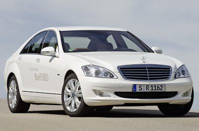  2009 Mercedes-Benz S400 BlueHYBRID: First Production Car with Lithium-Ion Batteries