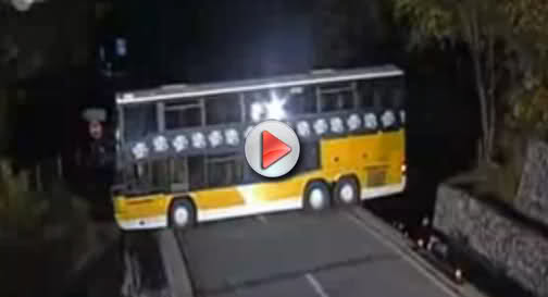  VIDEO: Bus Driver Performs Amazing U-Turn on Narrow Bridge