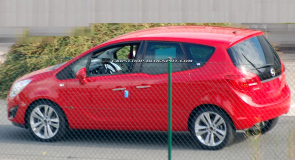  2010 Opel Meriva MPV First Photographs – Snapped Completely Undisguised!