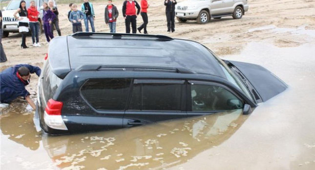  FAIL: Toyota Land Cruiser vs Puddle [Accident Content]