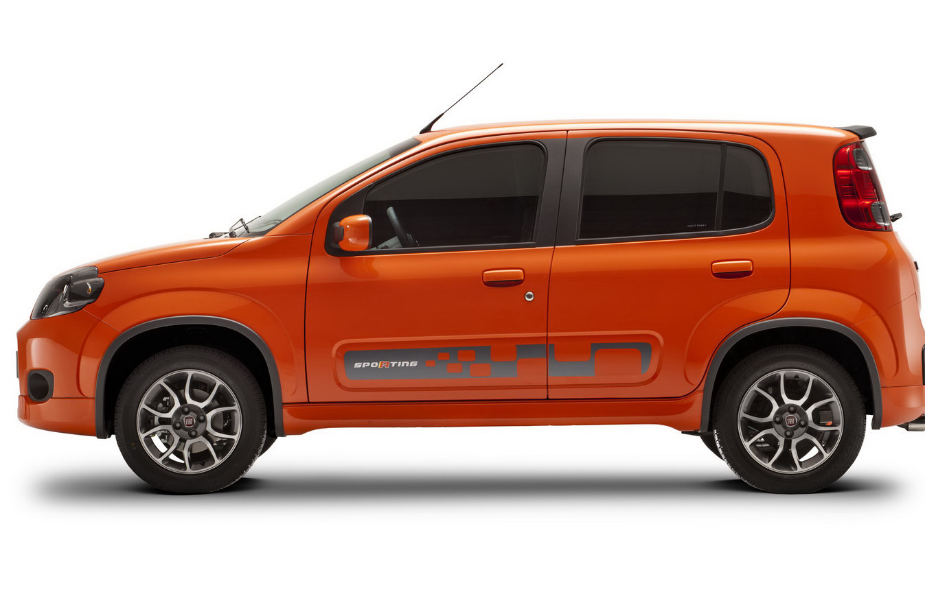 Uno sport. Fiat uno 2010 с рыжим лестница.