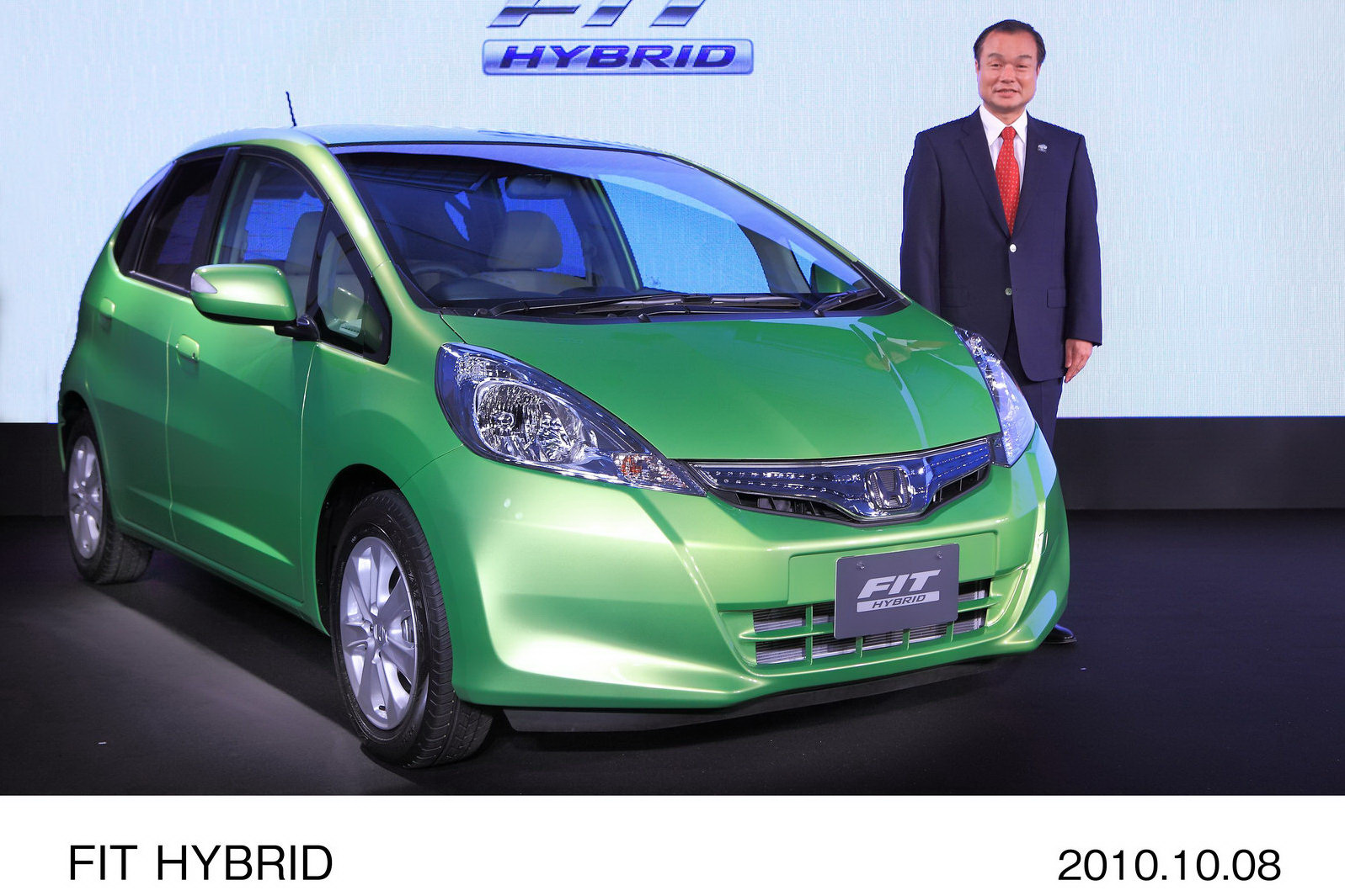Honda Launches Refreshed Fit And New Fit Hybrid In Japan Receives 10 000 Orders For Gas Electric Model Carscoops
