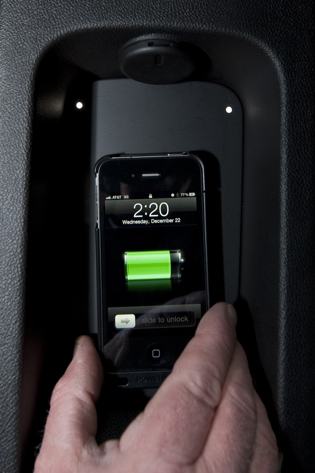 GM Introduces Cell Phone Charging Mats at CES, Production Begins in