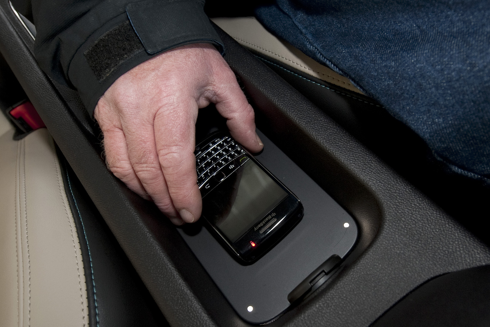 1. Пристройка внутри заднего фонаря