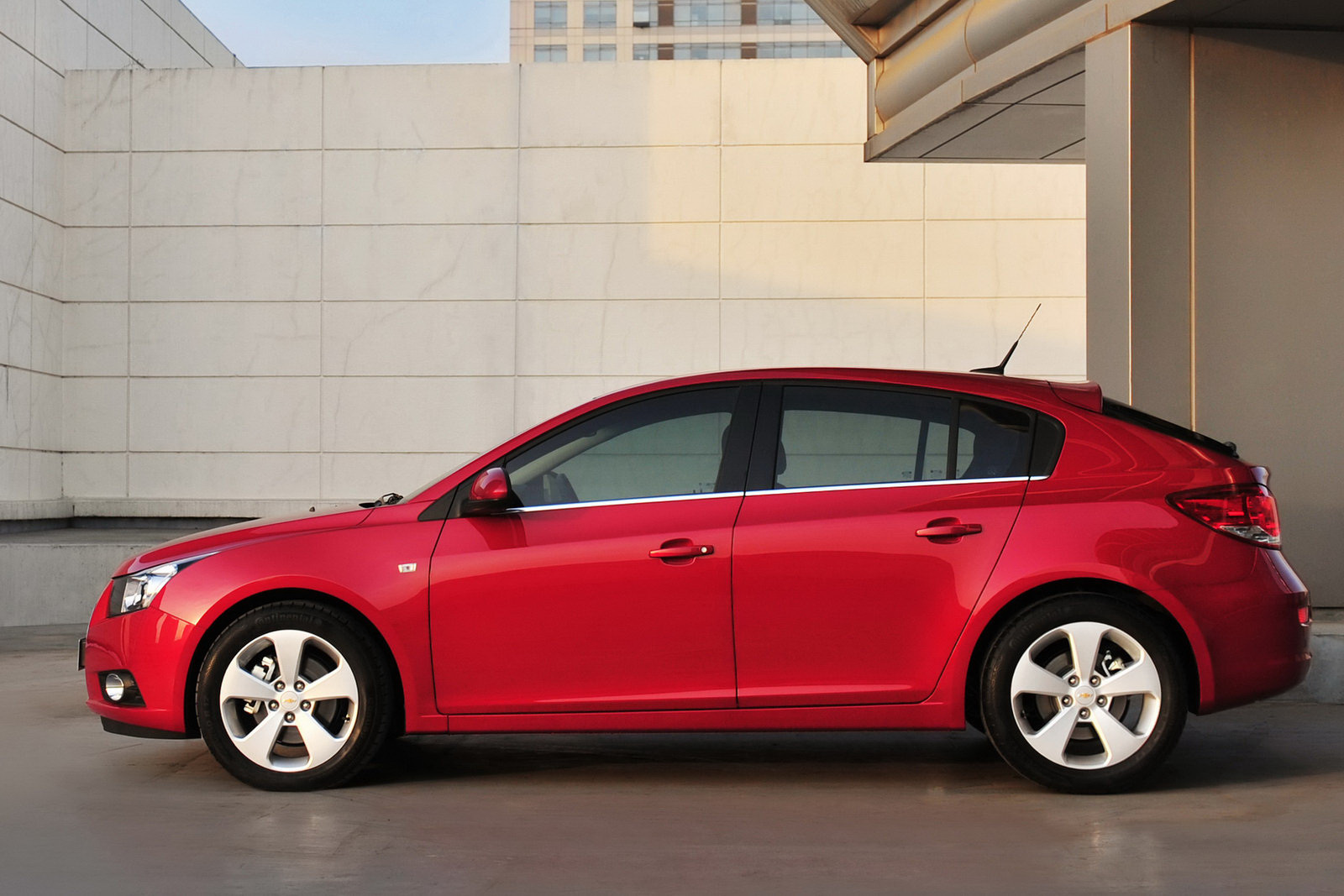 2012 Chevrolet Cruze Hatchback First Official Photos of