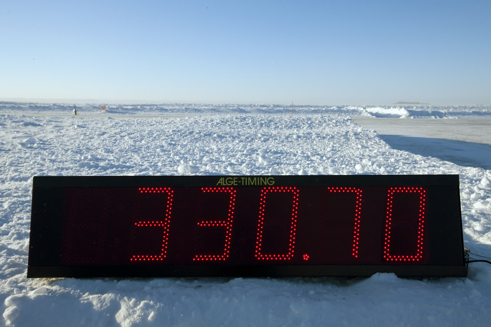 Айс скорость. Рекорд скорости на льду. Рекорд скорости на воде. Рекорд скорости на коньках на льду в км/ч.