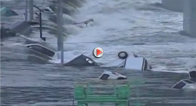  VIDEO: Japanese Tsunami Sweeps Cars as if They Were Toys