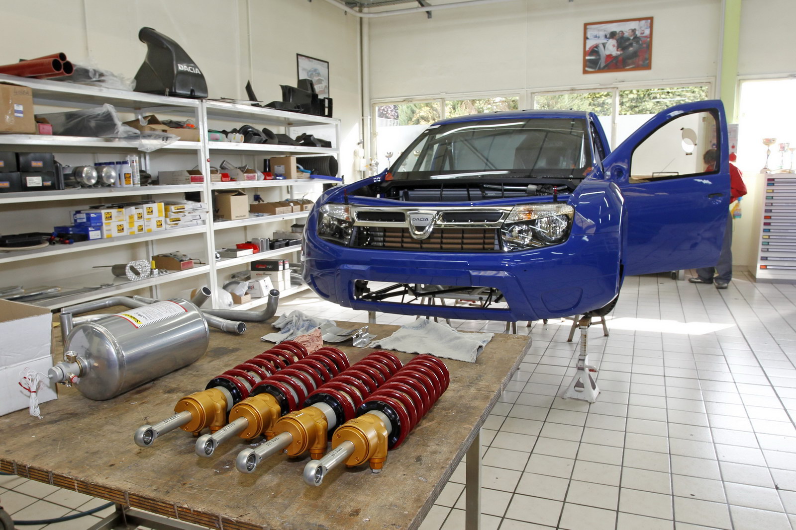 Renault S Dacia Duster No Limit Racer Gets 850hp V6 Sourced From The Nissan Gt R Carscoops