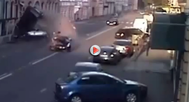  Caught on Video: Nissan GT-R Crashing into Parked Cars in Moscow