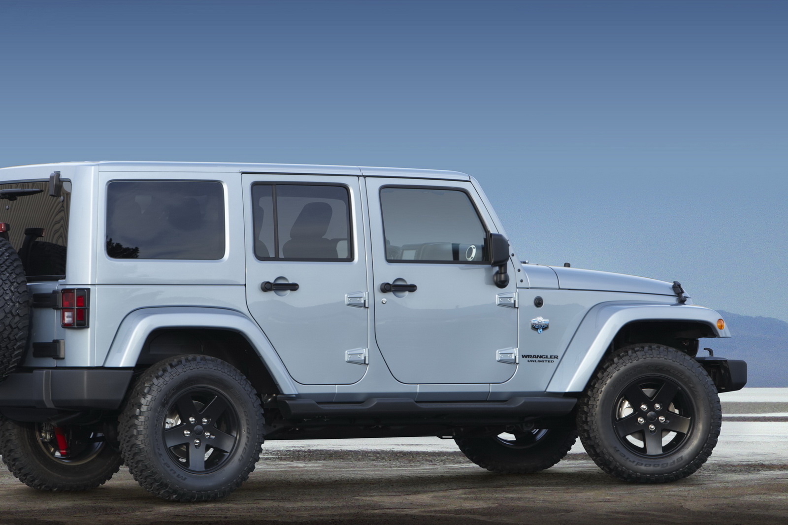 Jeep Reveals New Arctic Editions of 2012 Wrangler and Liberty SUV |  Carscoops