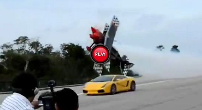 Amazing Video Shows Stunt Plane Racing Lamborghini Gallardo, is it Real?
