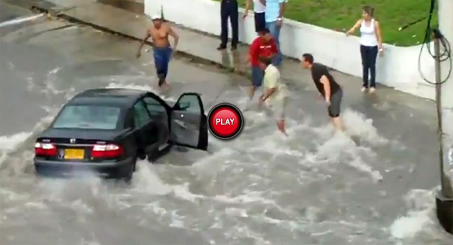  Woman Endangers the Lives of Men as She Refuses to Get out of Her Car on a Flooded Road