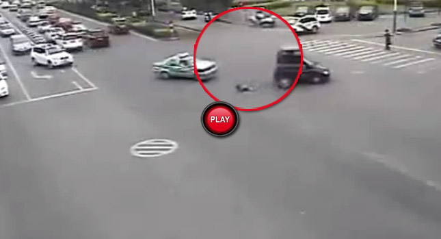  Child Opens Door and Falls on the Road, Mom Jumps Out to Save it