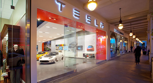  You Can Now Buy a $100,000 Tesla S at the…Shopping Mall