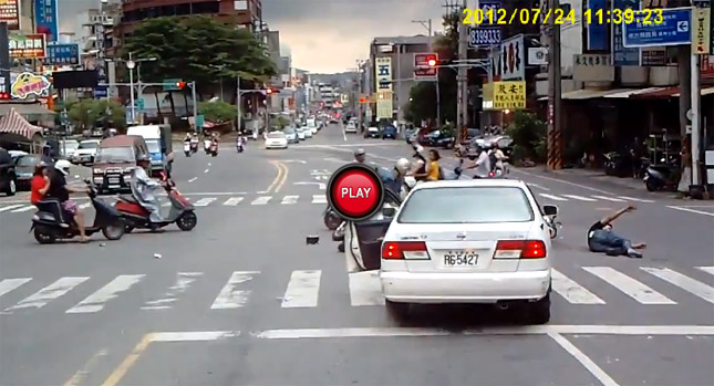  Hit and Run Driver Strikes Down Four Scooters in Taiwan, Ambulance Just Passes By…