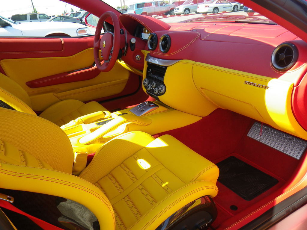 Детские машинки салон. Феррари 599 GTB желтый. Феррари 428 Италия салон жёлтый. Феррари с красным салоном. Феррари 428.