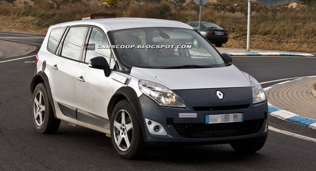  Spied: First Renault Test Mule for a New Compact SUV
