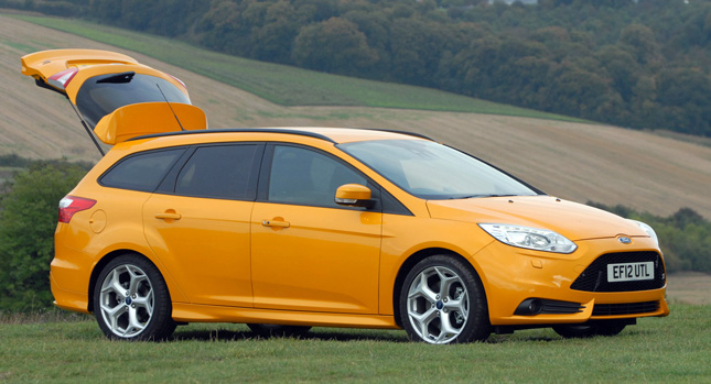  New Ford Focus ST Selling Like Hotcakes in Europe, Beats VW Golf GTI