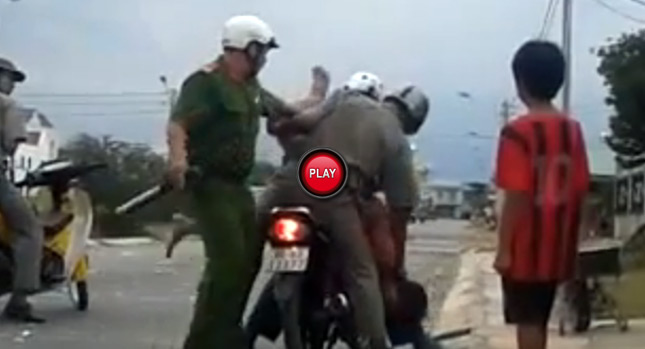  Vietnamese Police Demonstrate What Happens When You Fall Off a Bike with No Helmet…