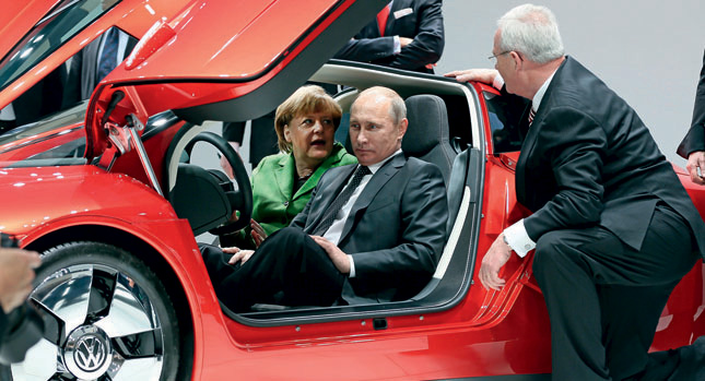 Russian President Putin Checks Out VW’s XL1 Together with German Chancellor Merkel