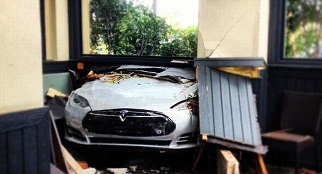  Tesla Model S Driver Creates her Own Drive-Through into Seafood Restaurant…