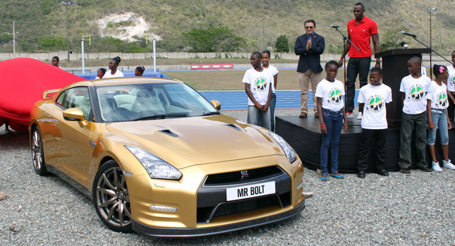  Nissan Hands Over Exclusive Gold-Painted GT-R to World's Fastest Man