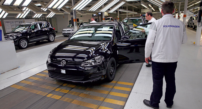  Volkswagen to Increase Pay for 102,000 German Workers by 5.7%