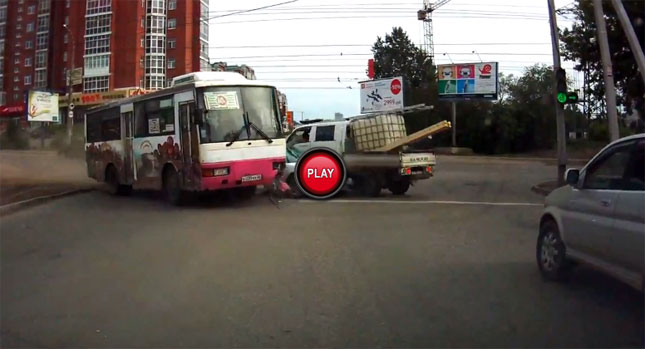  Out of Control Russian Bus Smashes Into Four Vehicles