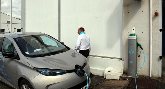  Renault Offers a Free 1-Hour Daily Charge to All EV Owners at its French Dealerships