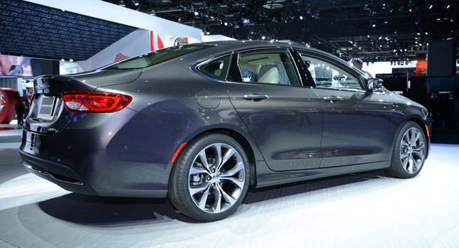  New Chrysler 200 Live Shots from Detroit, Plus Consumer Reports’ Quick Video Take