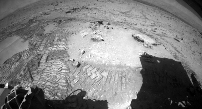  NASA Puts Together GIF of Curiosity Rover Going Over Martian Dune