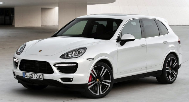  Man Tries to Empty Porsche Cayenne of Valuables, Gets Trapped Inside