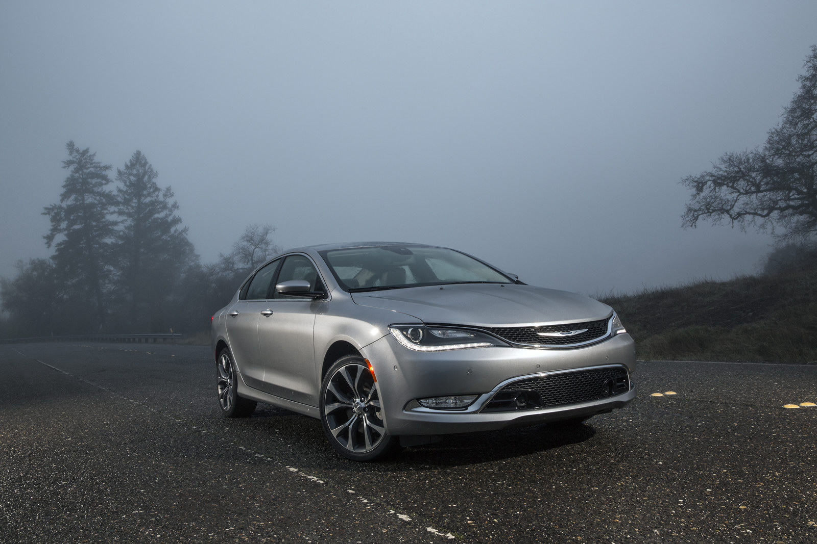 2015 Chrysler 200 2 4L Returns 35 MPG Highway Plus 80 New Photos And 2015-chrysler-200-2-4l-returns-35-mpg-highway-plus-80-new-photos-and