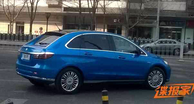  Daimler and BYD's New Denza EV Looks Like a Swollen Egg…