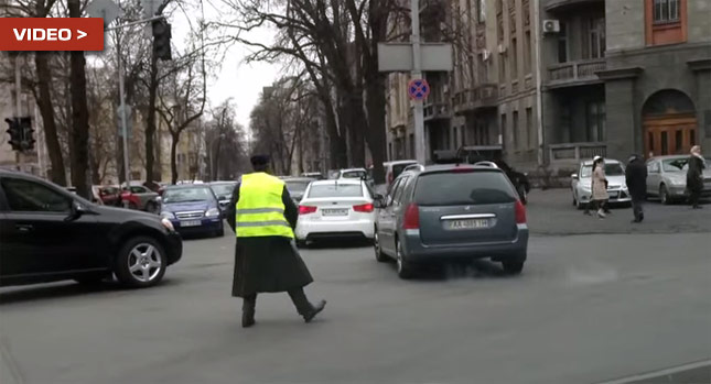  Ukrainian Maidan Traffic Volunteer Brings Magic of the Funny Kind to Kiev's Roads