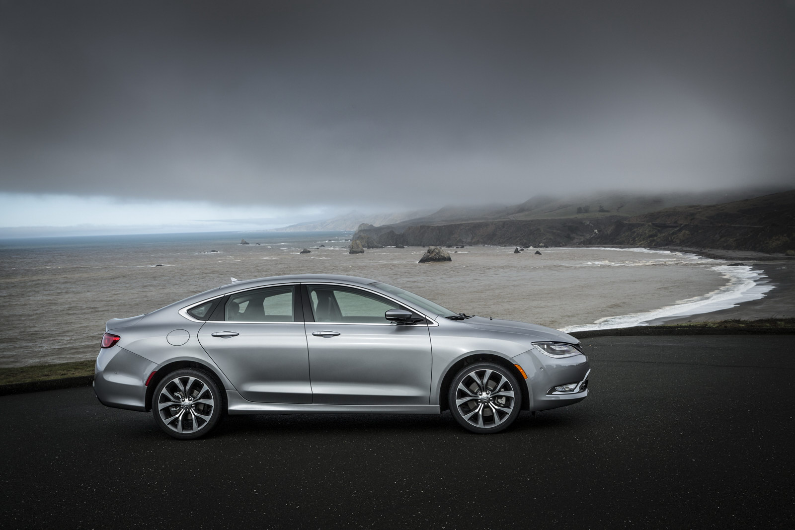 2015 Chrysler 200 2 4L Returns 35 MPG Highway Plus 80 New Photos And 2015-chrysler-200-2-4l-returns-35-mpg-highway-plus-80-new-photos-and