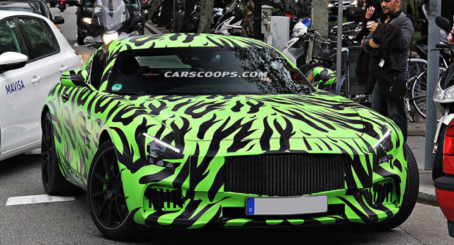 Mercedes GT AMG Creeps Through the Urban Jungles of Barcelona, Somehow Gets Noticed