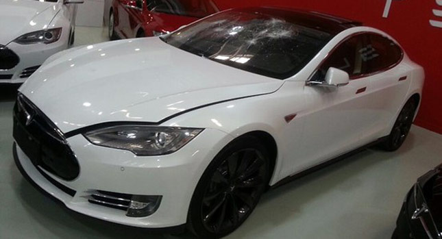  Chinese Tesla Model S Owner Smashes Windshield to Protest Brand’s “Arrogance”