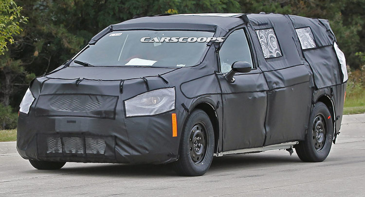  Scoop: 2017 Chrysler Town & Country Makes its First Appearance