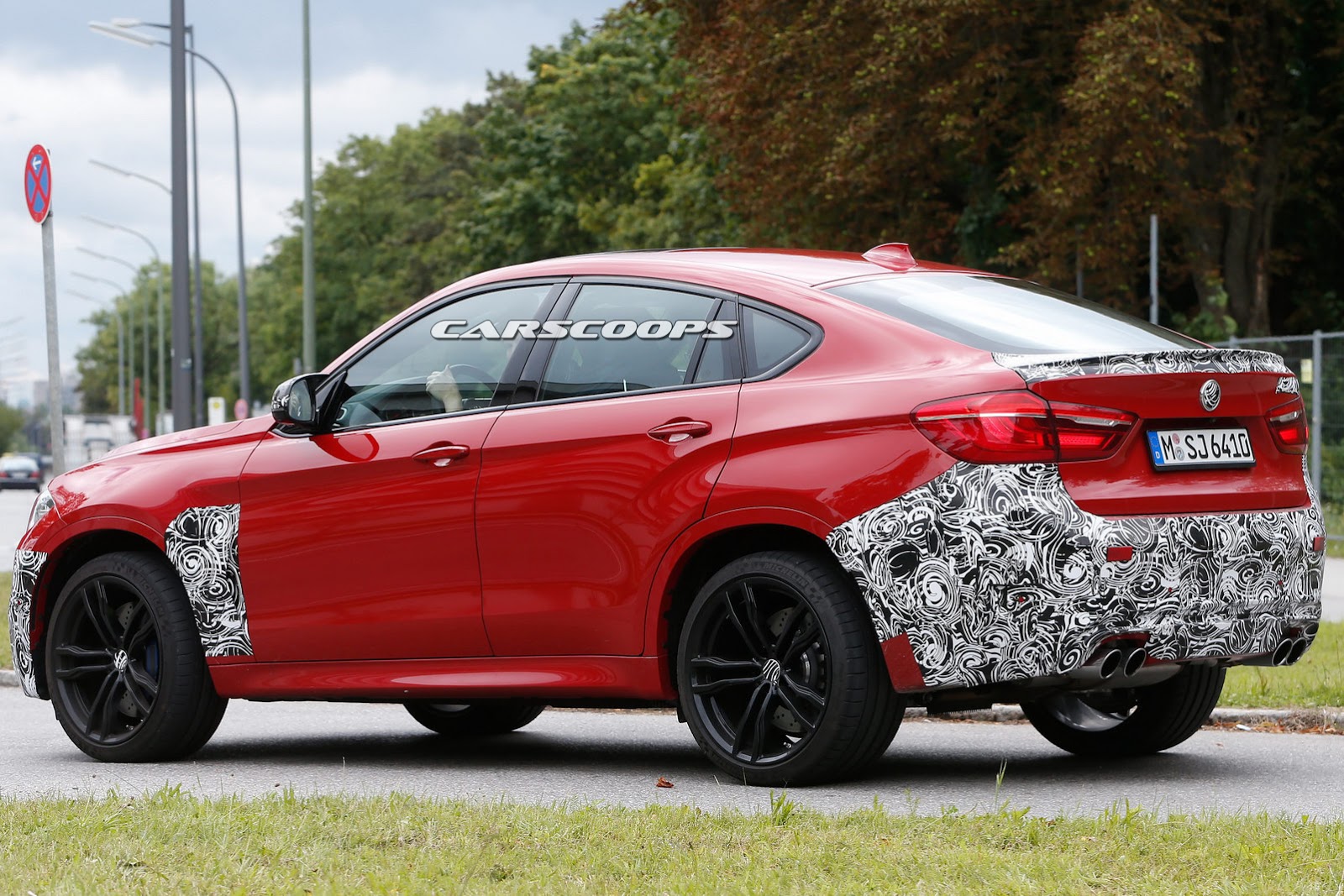 Bmw x6m red