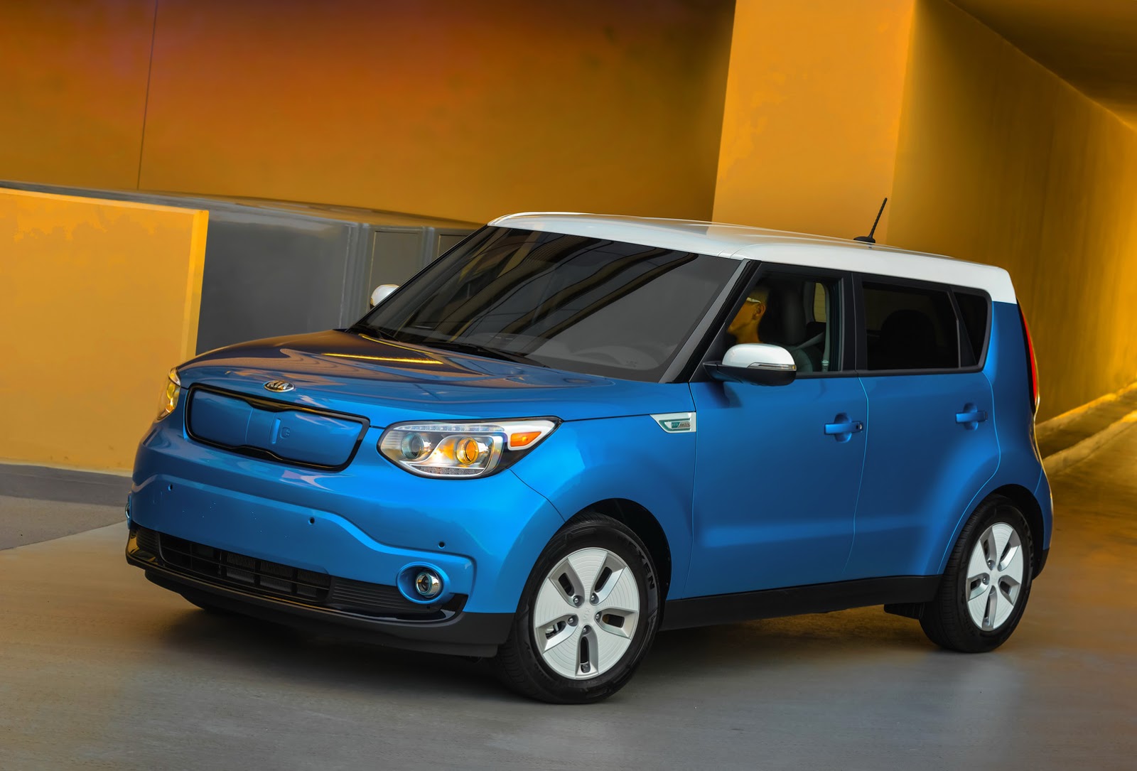 New Electric 2015 Kia Soul From 33 700 Sans 7 500 Tax Rebate Carscoops