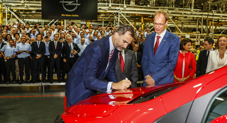  Spain’s New King Welcomes Opel Mokka at Zaragoza Plant