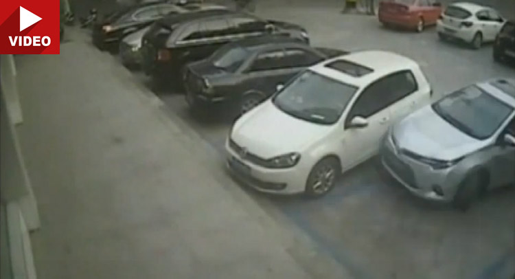  China’s Worst Driver Doesn’t Have a Clue What He’s Doing in Parking Lot