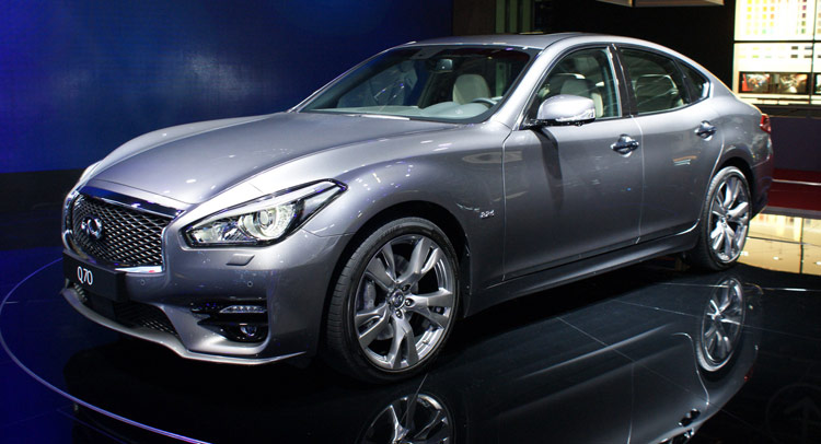  Facelifted Infiniti Q70 Arrives in Paris with New Diesel Lump